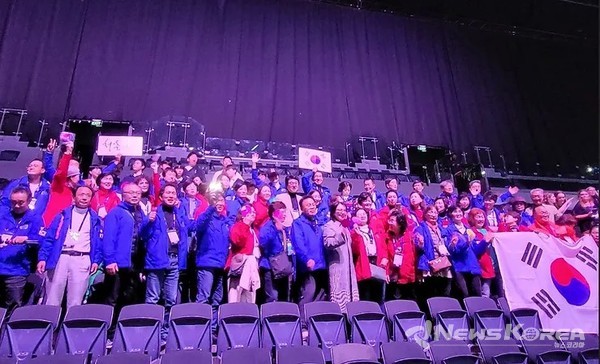 Melissa Lee 장관이(앞줄 가운데) 시상식 후 KBS 남자의 자격 프로그램으로 잘 알려진 청춘합창단과 함께 아리랑을 열창하며 격려하고 있다. @뉴스코리아 안기종 특파원