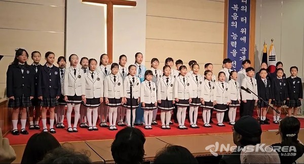 위자드 콰이어 합창단과 오클랜드 어린이 합창단 울림이 공동으로 “꼭 안아줄래요”를 무대에서 함께 부르고 있다. @뉴스코리아 안기종 특파원