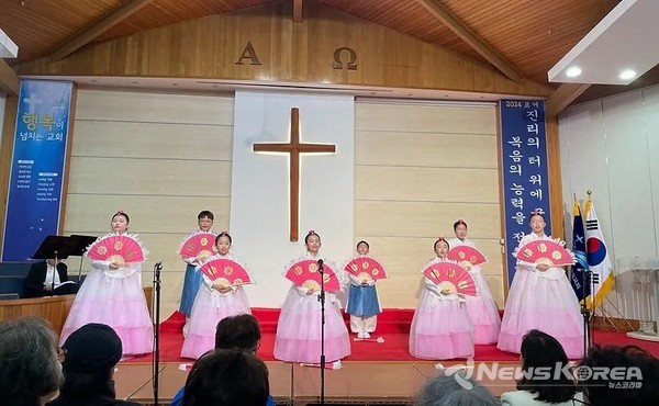 YS 예술단은 전통부채를 활용한 안무와 합창을 함께 선보여 공연을 관람하러 방문한 교민들에게 칭찬과 함께 큰 박수를 받았다. @뉴스코리아 안기종 특파원