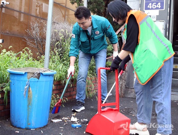 오언석 도봉구청장이 길거리 버려진 담배꽁초 등 쓰레기를 청소하고 있다(2024. 7. 24.) @도봉구