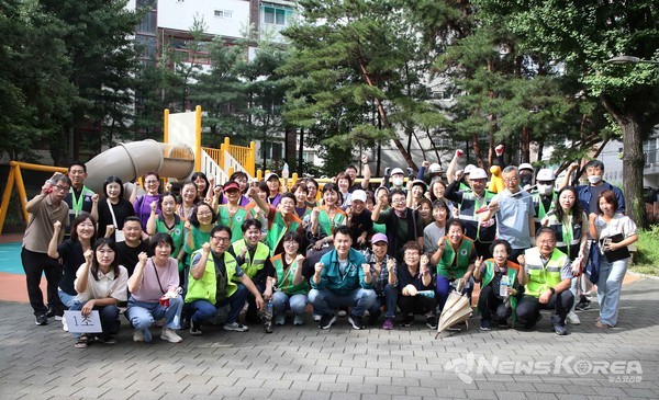 도봉구는 지난 7월 24일 ‘클린도봉 대청소의 날’을 맞아 주민들과 함께 대청소를 진행했다(2024. 7. 24.) @도봉구