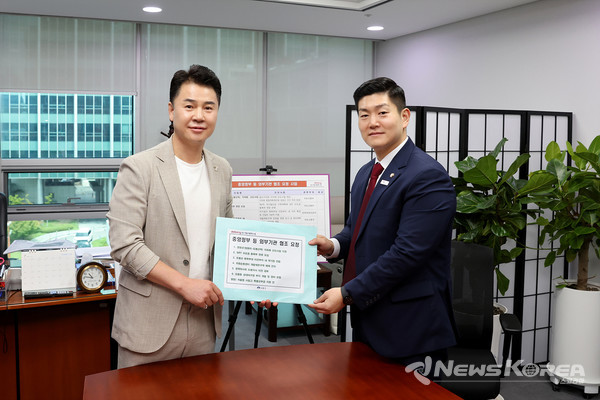 오언석 도봉구청장(왼쪽)은 지난 7월 26일 김재섭 국회의원(오른쪽)을 만나 도봉구 현안사업 자료를 전달, 국회의 적극적인 지원을 요청했다(2024. 7. 26. 김재섭 국회의원 사무실) @도봉구