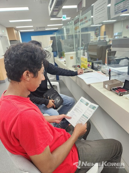 지난 26일 동남구청 세무과 민원실에 방문한 외국인이 동남구 세무과에서 제작한 ‘외국인이라면 꼭 알아야 할 지방세 체납상식 리플릿’을 보고 있다. @천안시