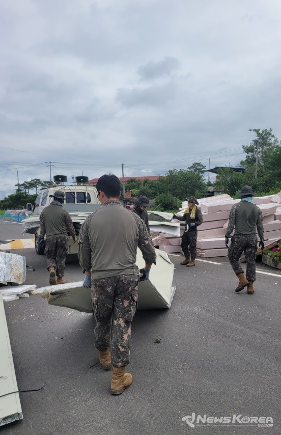 육군 제37사단 장병들이 대소면 강풍 피해 복구 현장 지원을 하고 있다. @음성군