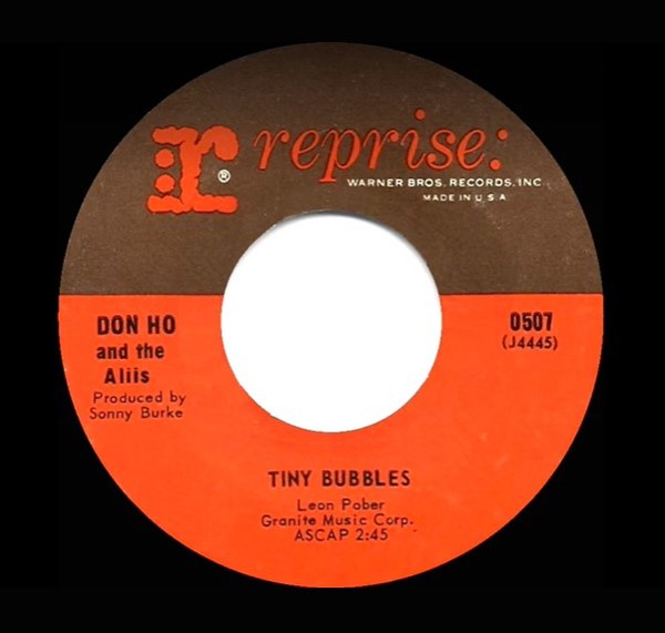 DON HO의 앨범 이미지. 그는 하와이의 아름답고 여유로운 생활상에서 영감을 얻어 Tiny Bubbles를 작곡해 발표했다. 이 곡은 미국 전역에서 크게 히트했다. @유튜브 뮤직 사이트 갈무리