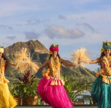 훌라 춤을 추는 하와이 여성들의 모습(2024 Hawai'i @Tourism Authority 사이트 갈무리
