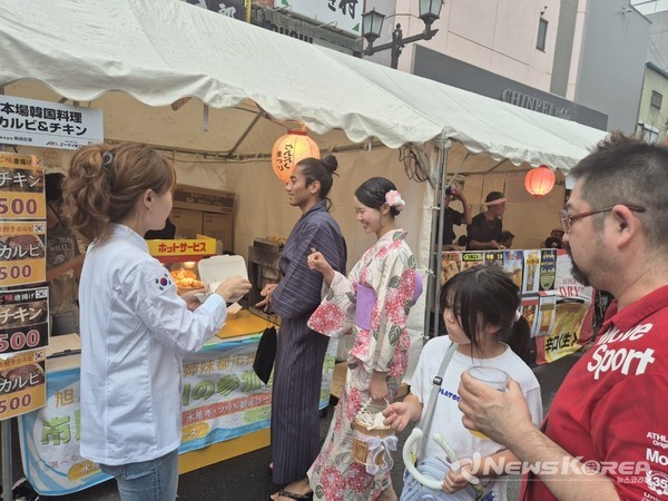 아사히카와시 여름축제에서 수원시가 한국음식행사를 열고 있다. @수원시