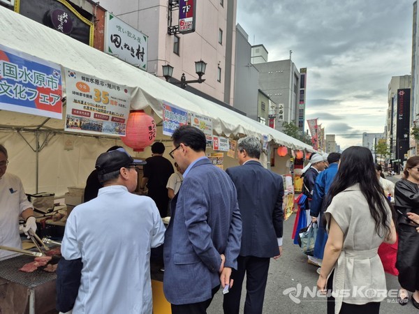 아사히카와시 여름축제에서 수원시가 한국음식행사를 열고 있다. @수원시