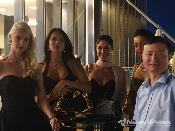 아시아모델페스티벌 "페이스 오브 우즈베키스탄" 탸슈켄트에 참가한 모델들과 관계자들이 기념촬영을 하고 있다. @뉴스코리아 주준범 특파원