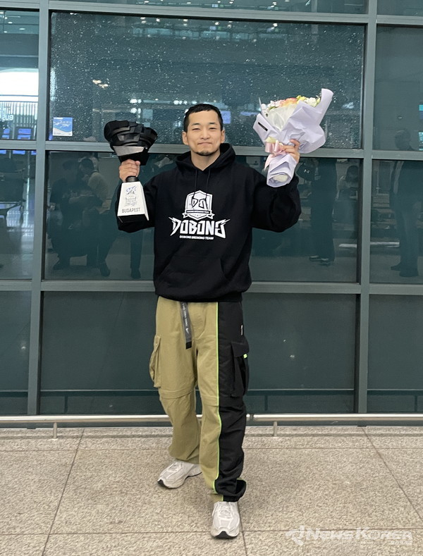 도봉구청 브레이킹 실업팀 소속 김홍열(홍텐) 선수가 파리올림픽 본선진출을 확정 짓고 기념 촬영을 하고 있는 모습. @도봉구