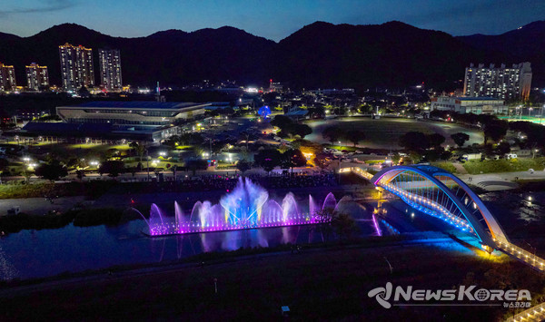 화순군의 새로운 랜드마크이자 대표적인 문화생활 시설인 화순천 꽃강길 음악분수의 운영 모습. @화순군