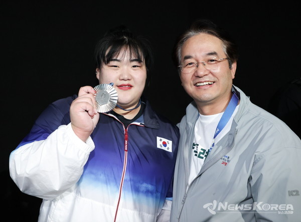 파리올림픽 은메달리스트 박혜정 선수(왼쪽)와 이동환 고양특례시장(오른쪽) @고양시