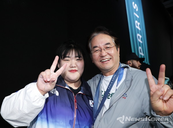 파리올림픽 은메달리스트 박혜정 선수(왼쪽)와 이동환 고양특례시장(오른쪽) @고양시