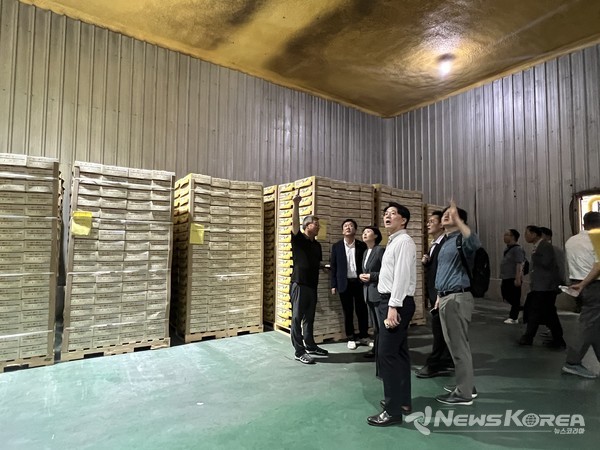 천안시와 천안배원예농협은 지난 13일 농산물유통센터에서 하늘그린 천안배 수출 선적식을 가졌다.  @천안시