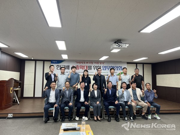 천안시와 천안배원예농협은 지난 13일 농산물유통센터에서 하늘그린 천안배 수출 선적식을 가졌다.  @천안시