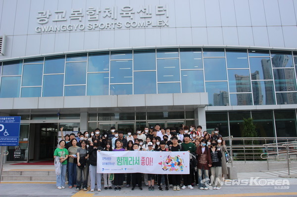 아이스스케이팅 체험활동 참여 아이들이 함께 단체사진을 찍었다. @수원시