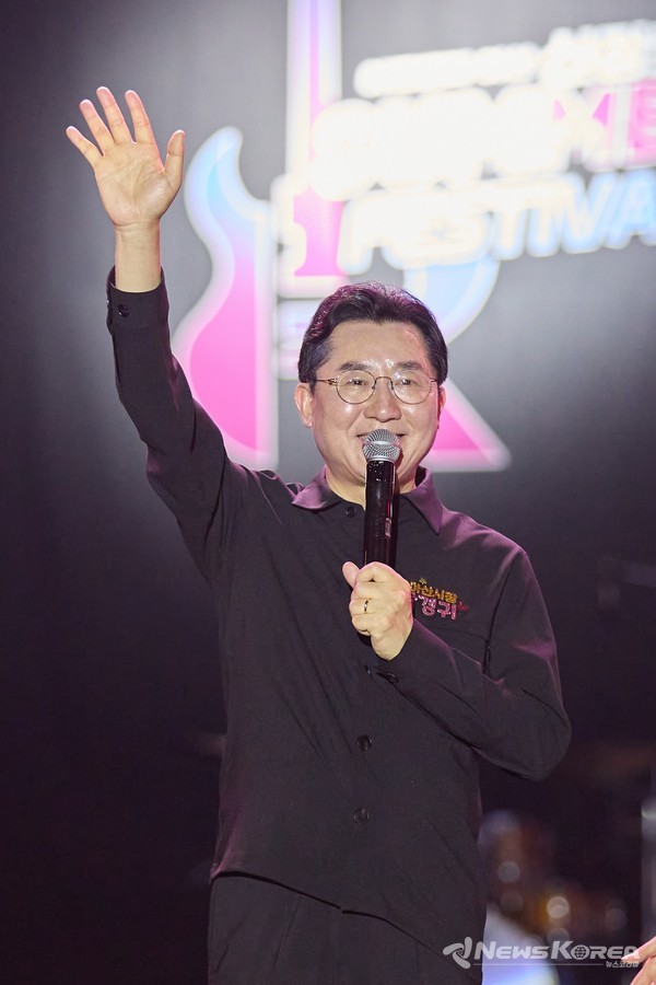 써머페스티벌 축제 무대에서 박경귀 아산시장이 인사 하고 있다. @아산시