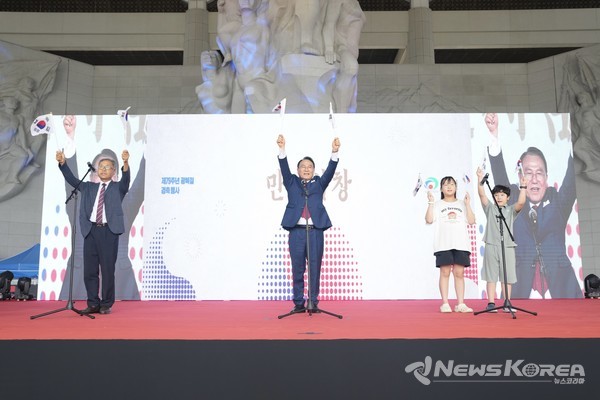 15일 박상돈 천안시장과 윤석구 광복회 천안시지회장을 비롯한 시민, 어린이 등이 독립기념관에서 열린 ‘제79주년 광복절 경축식’에 참석해 만세삼창하고 있다.  @천안시