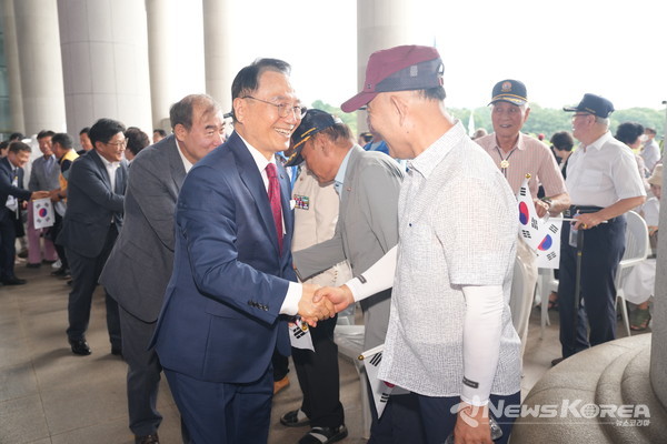 15일 박상돈 천안시장과 윤석구 광복회 천안시지회장을 비롯한 시민, 어린이 등이 독립기념관에서 열린 ‘제79주년 광복절 경축식’에 참석했다. @천안시