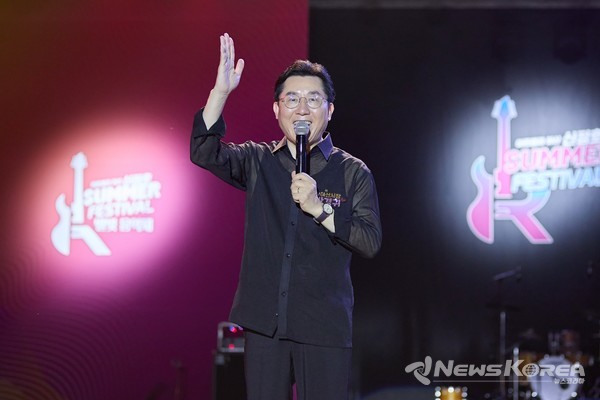 박경귀 아산시장이 무대에 올라 인사 하고 있다. @아산시