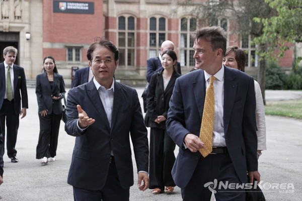 버밍엄대학을 둘러보는 이동환 고양특례시장(좌)과 로빈 메이슨(Robin Mason) 부총장(우) 고양시