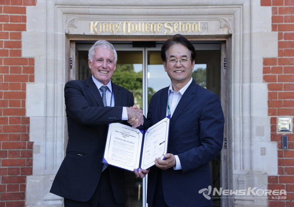 '킹스칼리지스쿨과 외국교육기관 설립을 위한 양해각서 체결' 기념 촬영, 이동환 고양특례시장(우)과 존 갤러웨이(John Galloway) 부교장(좌) @고양시