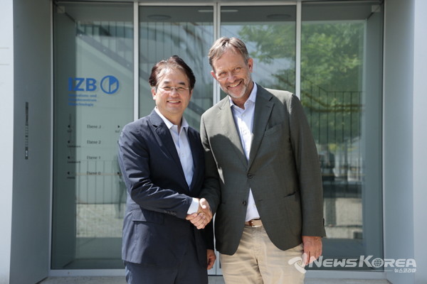 이동환 고양특례시장(좌)과 바이오엠(BioM) 대표 랄프 후스(Ralf Huss) 박사(우) @고양시