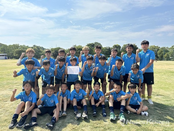 2024 쿠지라컵 토너먼트에 참가한 평택시티즌FC 유소년팀이 기념촬영을 하고 있다. @평택시