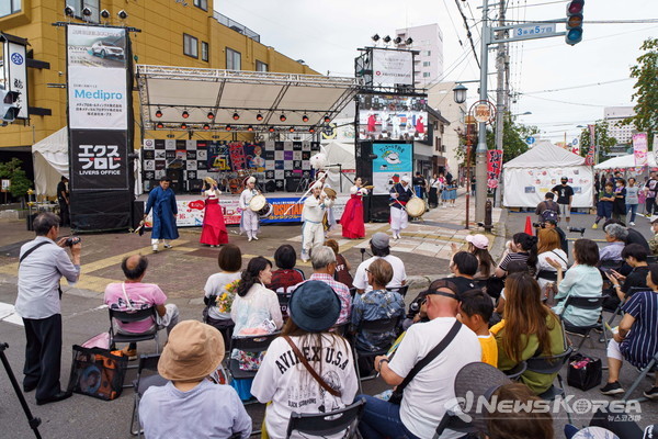 지난 1~3일 아사히카와 교류협력 35주년을 기념해 수원시가 파견한 대표단 중 공연단이 풍물공연을 선보이고 있다. @수원시