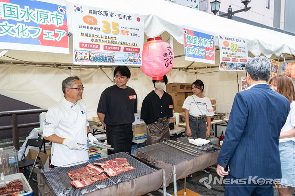 지난 1~3일 아사히카와 교류협력 35주년을 기념해 수원시가 파견한 대표단 중 조리사들이 수원의 음식을 알리고 있다. @수원시