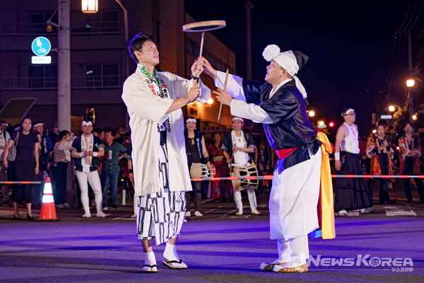 지난 1~3일 아사히카와 교류협력 35주년을 기념해 수원시가 파견한 전통공연단과 아사히카와 시장이 합동 공연을 하고 있다. @수원시