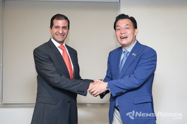 지난 3월 자매결연 25주년을 맞아 방문한 멕시코 톨루카시에서 이재준 수원시장과 후안 믹시세 나이메 톨루카 시장이 악수를 하고 있다. @수원시