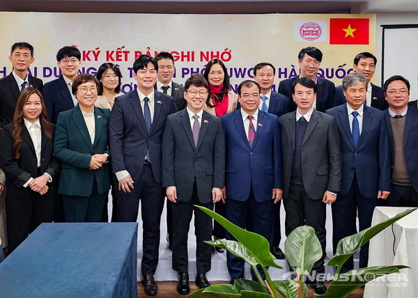 지난 2월 자매결연 20주년을 맞은 베트남 하이즈엉성을 방문한 수원시 대표단과 하이즈엉성 관계자들이 기념촬영을 하고 있다. @수원시