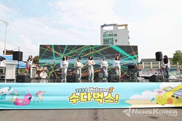 당진청소년카페 수다벅스 2호점 개관 1주년을 맞아 무대 행사도 함께 열렸다. @당진시