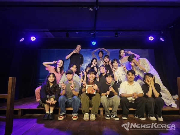 천안형 청년도전 프로젝트 공모’에 선정된 ‘천안뮤지컬 팀정원’은 지난 24일 JB소극장에서 고립청년을 위한 힐링 뮤지컬 ‘낯선인어’를 선보이고 있다. @천안시