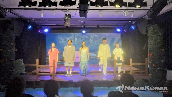 천안형 청년도전 프로젝트 공모’에 선정된 ‘천안뮤지컬 팀정원’은 지난 24일 JB소극장에서 고립청년을 위한 힐링 뮤지컬 ‘낯선인어’를 선보이고 있다. @천안시