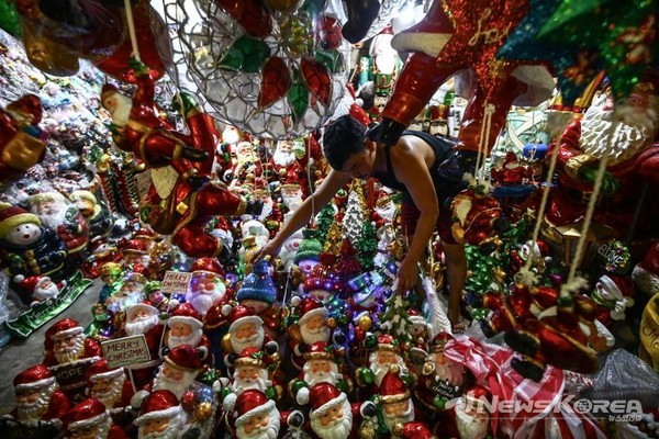 다양한 크기의 산타클로스가 금요일(2024년 8월 23일)에 촬영된 마닐라의 다피탄 아케이드에서 베스트셀러에 올랐다. @Joan Bondoc