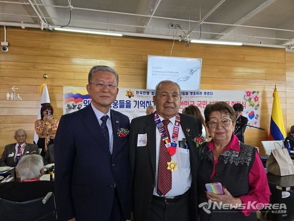 김선훈 목사가 콜롬비아 참전용사 가족들과 기념촬영을 하고 있다. @뉴스코리아 고준영 특파원