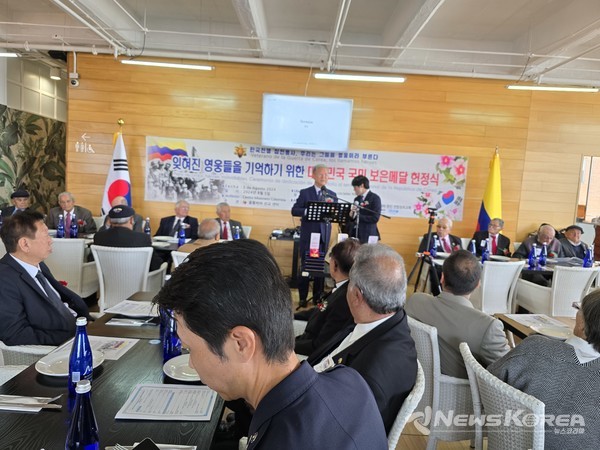 참전용사들과 그 가족들에게 감사 인사 전하는 김선훈 목사 @뉴스코리아 고준영 특파원