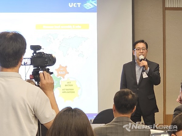 유시티 김제은 대표가 제품에 대해 설명하고 있다 @뉴스코리아 최신 기자