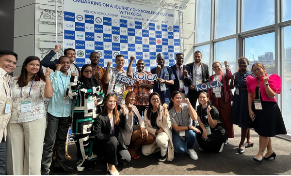 29일 서울시 서초구 반포동 세빛섬 FIC 플로팅 아일랜드 컨벤션에서 열린 코이카 2024년 학위연수생 오리엔테이션에서 연수생들이 기념 촬영을 하고 있다. @코이카