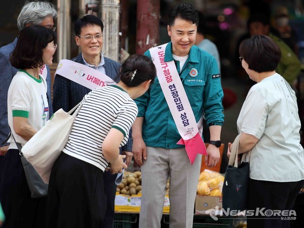 오언석 도봉구청장이 구민으로부터 민원 사항을 청취하고 있다(2024. 6.) @도봉구
