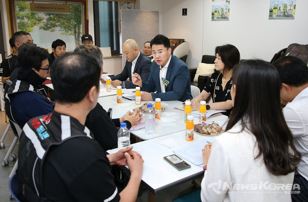 오언석 도봉구청장과 배달노동자들이 함께 대화를 나누고 있다. @도봉구