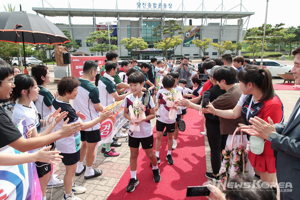 당진초등학교 배드민턴 선수들이 시민들의 환호를 받고 있다, @당진시