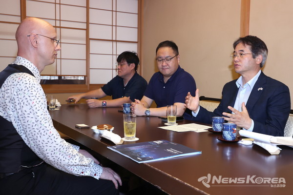 일본게임보존협회 조셉 레돈 이사장에게 고양경제자유구역 설명하는 이동환 고양특례시장 @고양시