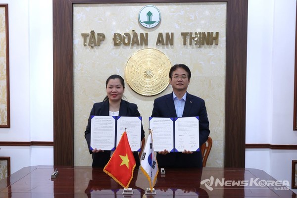 고양특례시-안틴그룹 업무협약식 응으엔 티 탄 흐엉 안틴그룹 회장(좌), 이동환 고양특례시장(우) @고양시