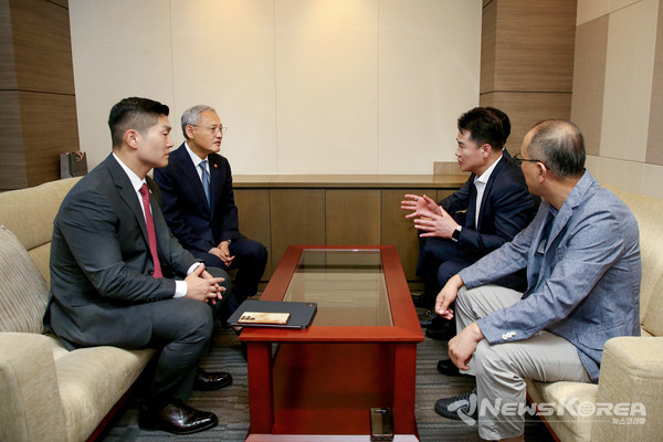 오언석 도봉구청장이 유인촌 문화체육관광부 장관에게 도봉구가 국기원 이전 최적지임을 강조하고 있다(사진 왼쪽에서 두 번째 유인촌 문회체육관광부 장관, 오른쪽에서 두 번째 오언석 도봉구청장) @도봉구