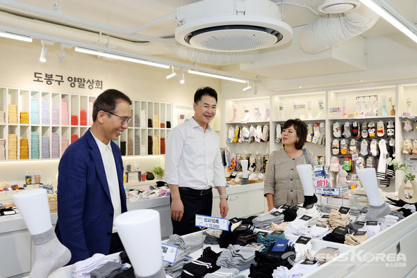 오언석 도봉구청장(가운데)과 마주한인상공회의소총연합회 관계자들이 도봉구 양말 제품을 둘러보고 있다(2024. 8. 30. 도봉구 양말상회) @도봉구