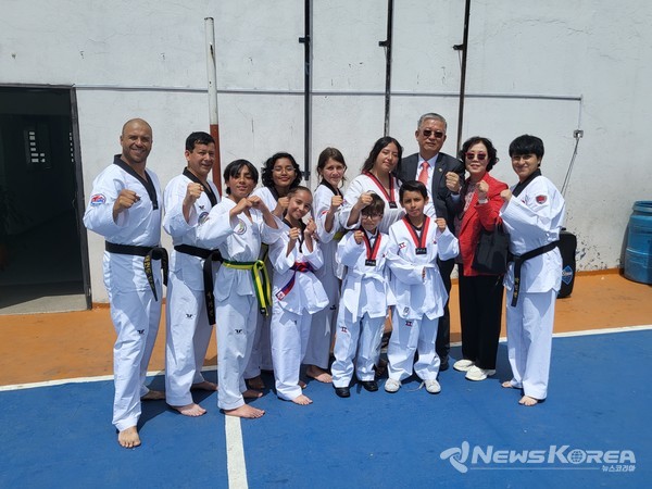 태권도 시범단이 시범을 마치고 기념촬영을 하고 있다. @김선훈 선교사