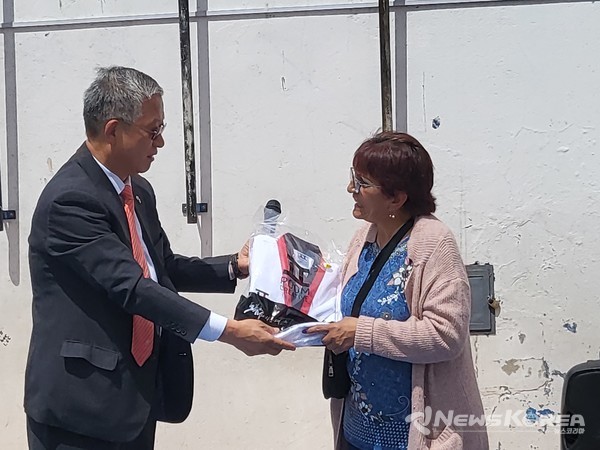 디에고 콜론 초등학교 교장에게 가져간 태권도 도복 20벌을 증정하고 있다. @김선훈 선교사